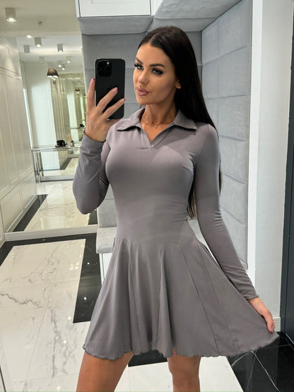 Robe de sport pour femmes avec col polo et jupe évasée Chic und Stil