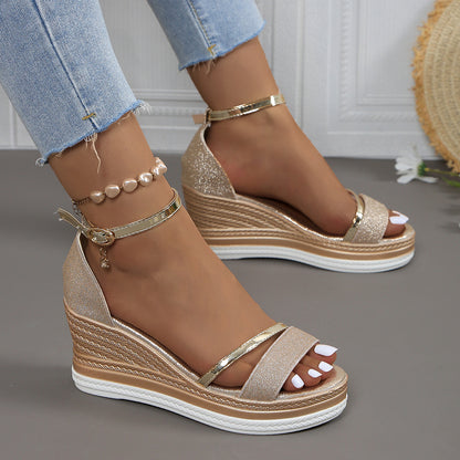 Sandales compensées pour femmes avec un revêtement scintillant et un design de lanière élégant Chic und Stil