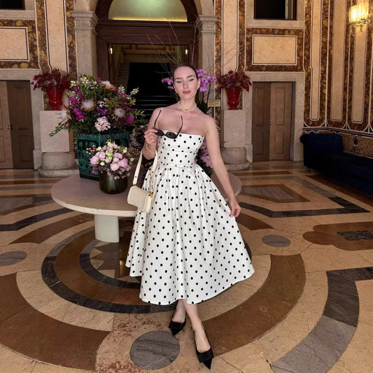 Robe de cocktail à pois pour femmes avec jupe raffinée Chic und Stil