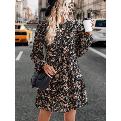 Robe de loisirs pour dames avec des manches volumineuses et des accents floraux ludiques Chic und Stil
