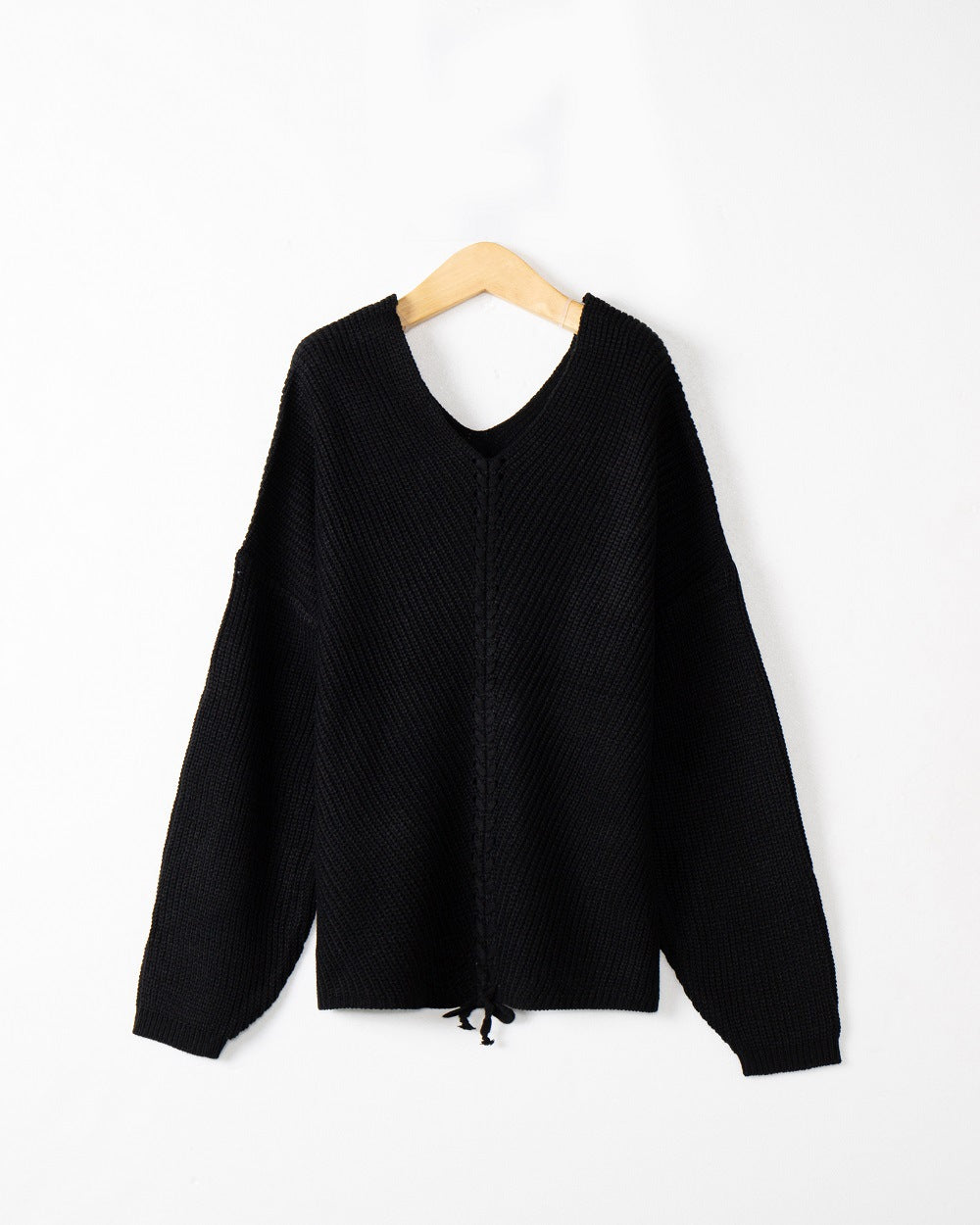 Pull femme en tricot épais avec un décolleté en V attrayant et des détails pratiques en cordon Chic und Stil