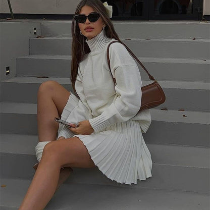 Pull en tricot pour femmes avec col haut et mini-jupe plissée Chic und Stil
