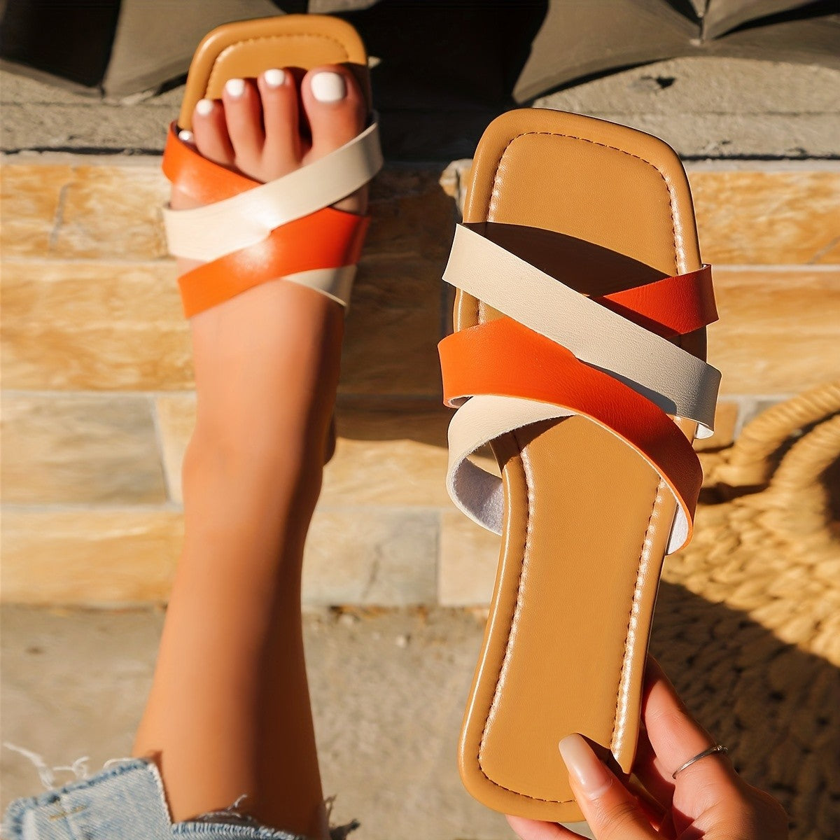 Chaussons féminins à la mode avec des lanières asymétriques Chic und Stil