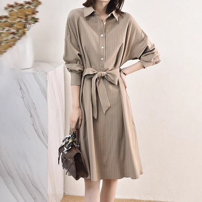 Robe midi à boutons pour femmes avec ceinture Chic und Stil