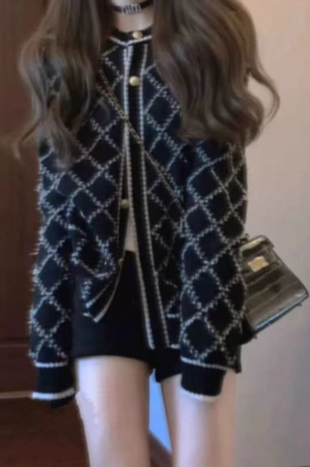 Cardigan en tricot féminin à motif losange élégant et boutons dorés Chic und Stil