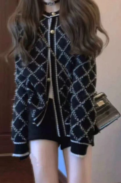 Cardigan en tricot féminin à motif losange élégant et boutons dorés Chic und Stil