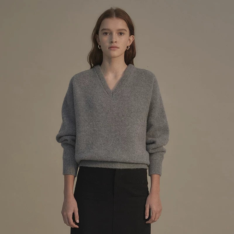 High quality wool pullover with V-neck for women Chic und Stil