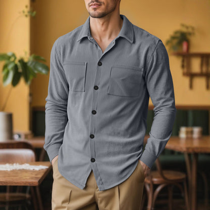 Chemise à manches longues pour hommes avec motif en corduroy texturé et poches poitrines pratiques Chic und Stil
