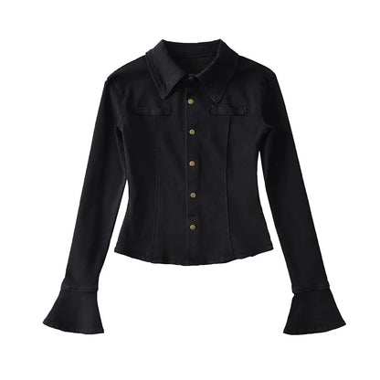 Chemise en jean pour femmes avec des manches à cloche à la mode et des poches plaquées Chic und Stil