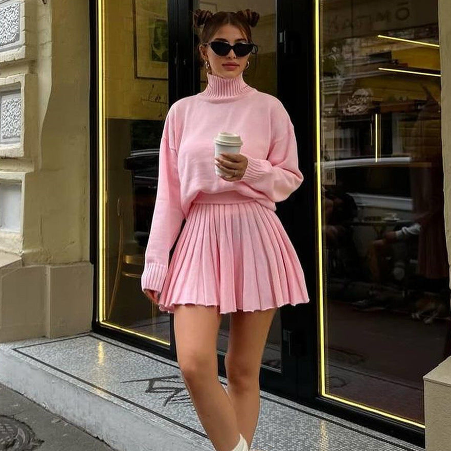 Pull en tricot pour femmes avec col haut et mini-jupe plissée Chic und Stil