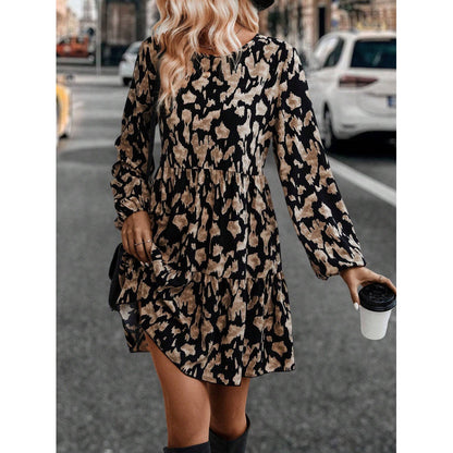 Robe de loisirs pour dames avec des manches volumineuses et des accents floraux ludiques Chic und Stil