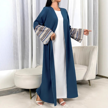 Dames élégante kaftan avec des détails de broderie artistiques et des manches larges Chic und Stil