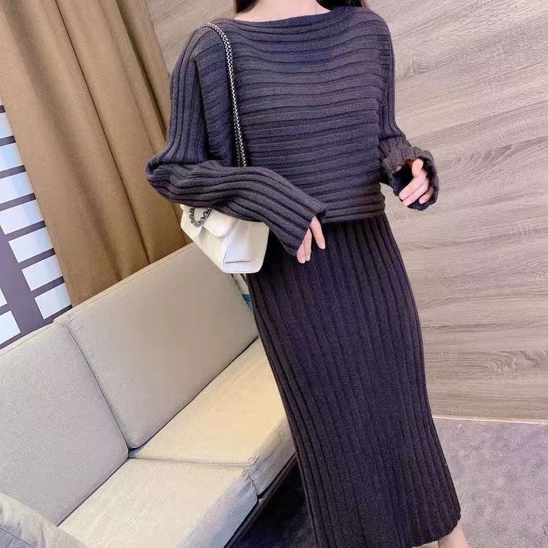Robe en tricot pour dames avec décolleté asymétrique et fine structure côtelée Chic und Stil