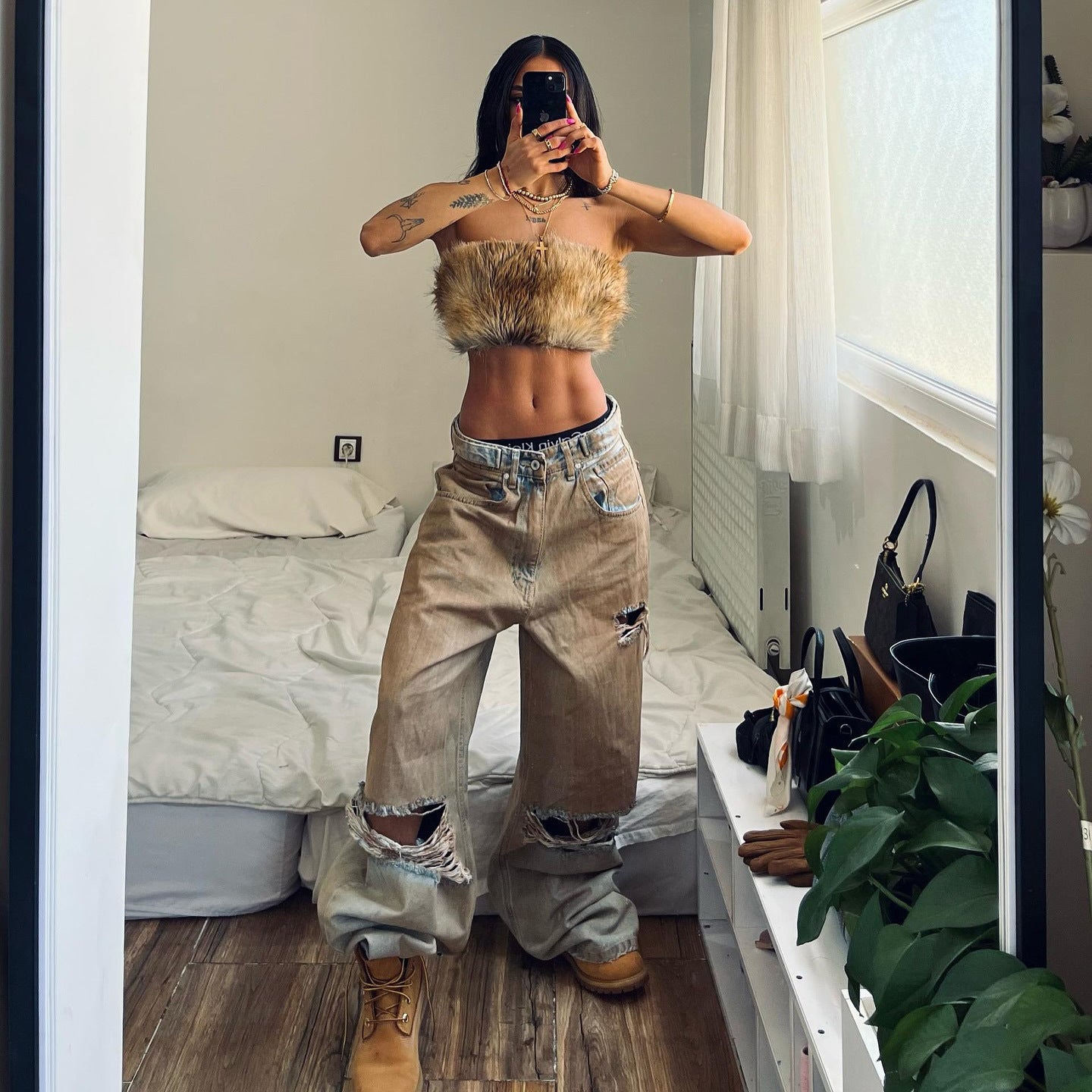 Baggy jeans for women with frayed hem and worn look Chic and Style