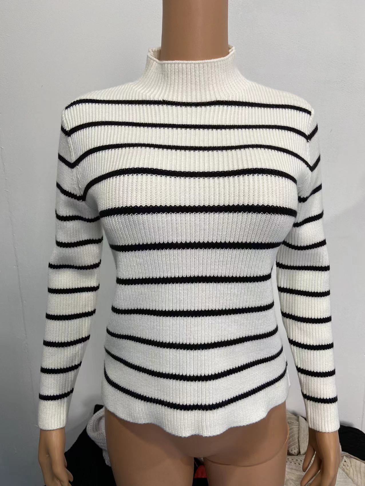 Pull en maille côtelée pour femmes avec col montant et motif rayé brodé Chic und Stil