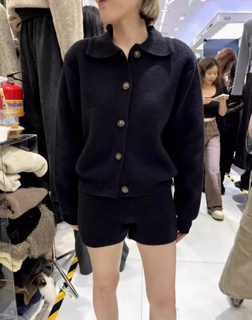 Veste en tricot tendance pour femmes avec détail de bouton et shorts assortis Chic und Stil