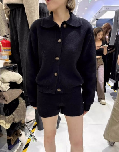 Veste en tricot tendance pour femmes avec détail de bouton et shorts assortis Chic und Stil