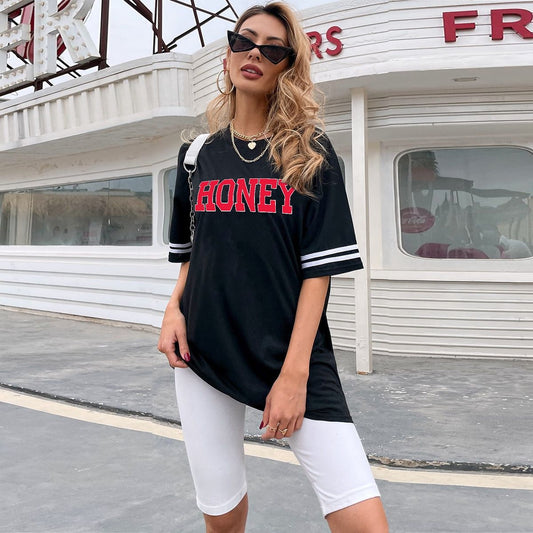 T-shirt oversize pour femmes avec inscription distinctive et accents sportifs Chic und Stil