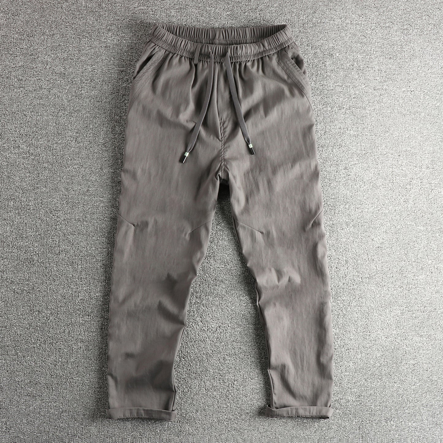 Men's athletic leisure pants with elastic waistband and practical drawstring Chic und Stil