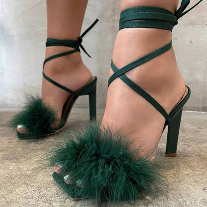 Sandales à talons hauts pour femmes avec ornement en plumes luxueuses Chic und Stil