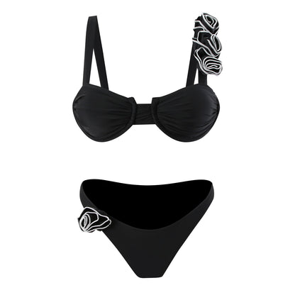 Bikini femme avec des détails de volants à la mode et des appliqués floraux féminins Chic und Stil