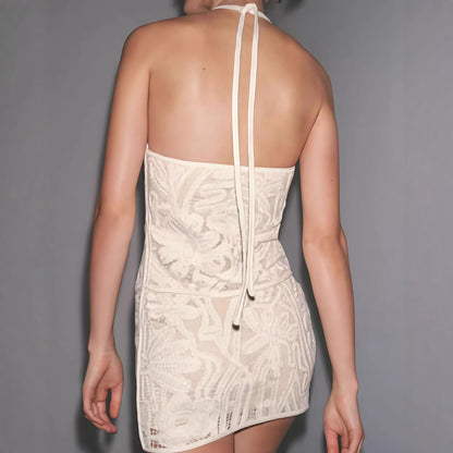Robe en crochet pour femmes avec des motifs floraux délicats et des bretelles fines Chic und Stil