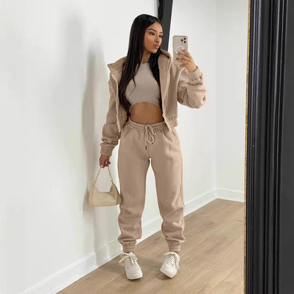 Dames ensemble de sport élégant avec une veste à capuche décontractée et des éléments de ceinture élastiques Chic und Stil