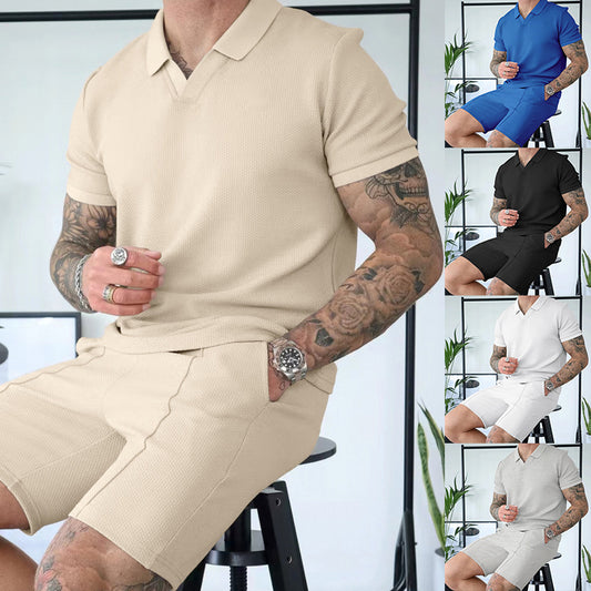 Homme polo à manches courtes avec une coupe sportive et shorts de sport Chic und Stil