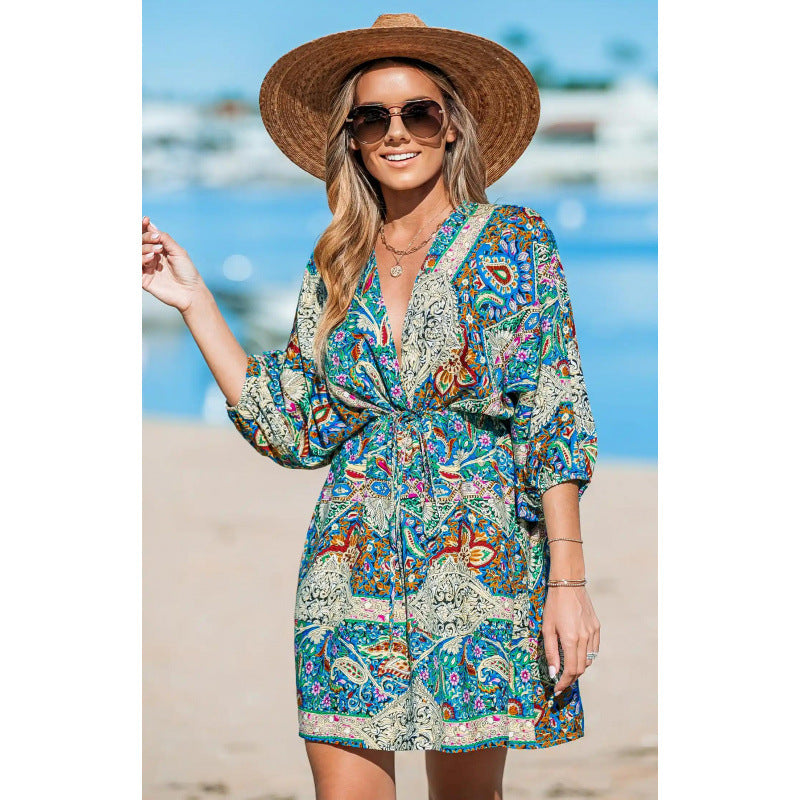 Robe de plage pour femmes avec un look drapé et un motif à la mode Chic und Stil