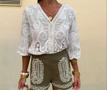 Blouse aérienne pour femmes avec motif crochet artistique et patte de boutonnage Chic und Stil