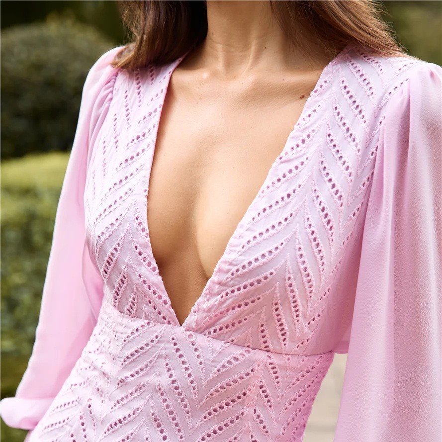 Robe mini pour femmes avec des manches volumineuses et un décolleté en V profond Chic und Stil