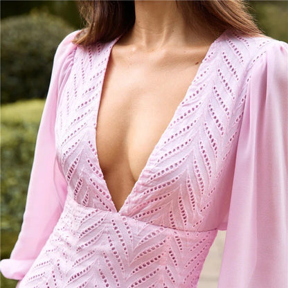 Robe mini pour femmes avec des manches volumineuses et un décolleté en V profond Chic und Stil