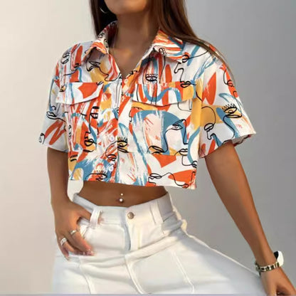 Blouse cropped pour dames avec impression graphique vive et fermeture à bouton pratique Chic und Stil