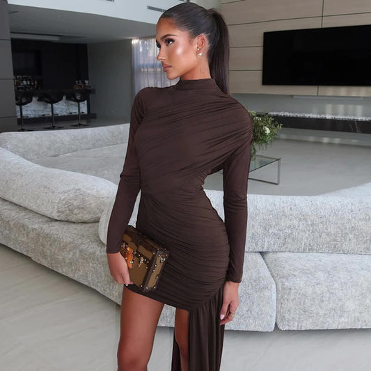 Robe mini sculpturale pour femmes avec jupe asymétrique et élégant col montant Chic und Stil
