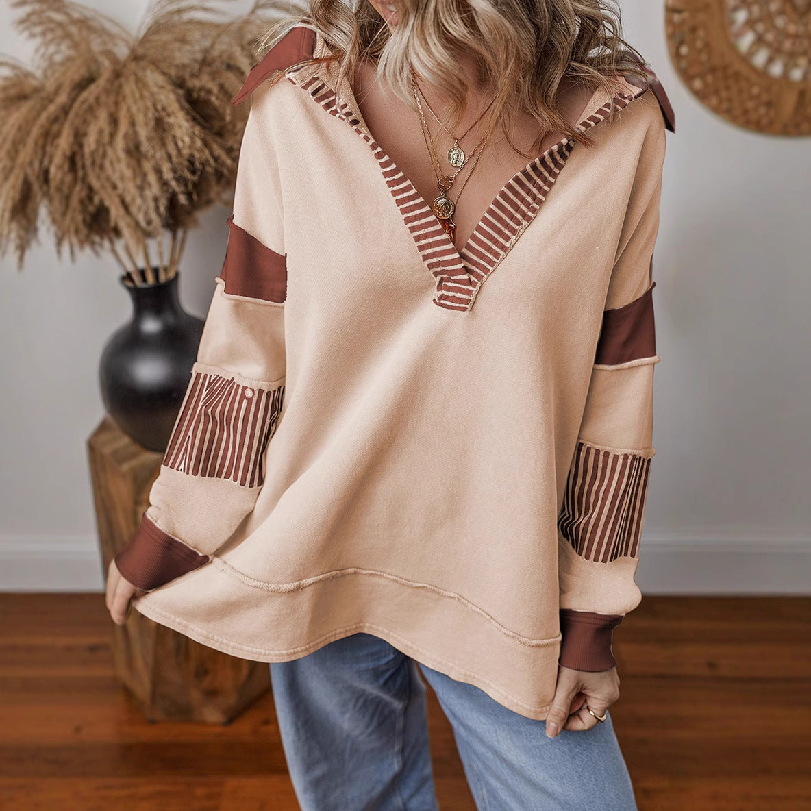 Pull confortable pour femmes avec col de chemise et manches rayées Chic und Stil