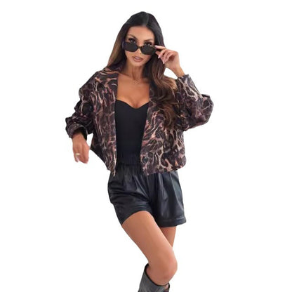 Fashionable blazer jacket for women with a trendy leopard pattern Chic und Stil