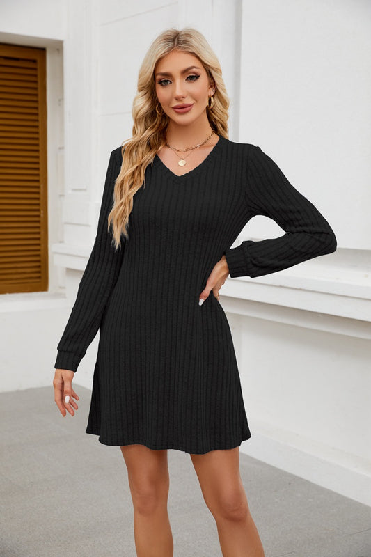 Robe tricot ajustée pour dames avec décolleté en V et finition côtelée fine Chic und Stil