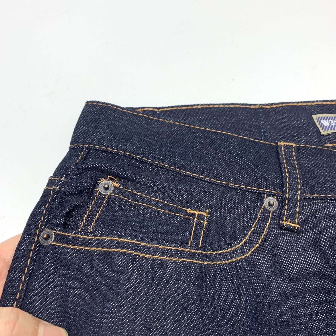 Women's jeans pants with a modern design featuring durable stitching and a timeless look Chic und Stil