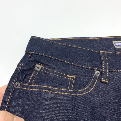 Women's jeans pants with a modern design featuring durable stitching and a timeless look Chic und Stil