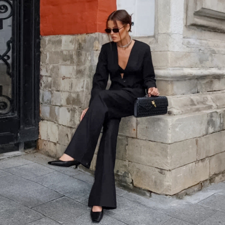 Elegant blazer-pants set for women with a slim silhouette and high-quality fabric Chic und Stil