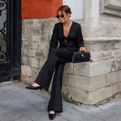 Elegant blazer-pants set for women with a slim silhouette and high-quality fabric Chic und Stil