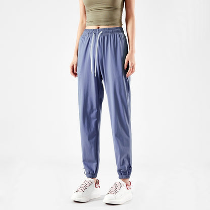 Light sport pants for women with elastic waist and practical pockets Chic und Stil