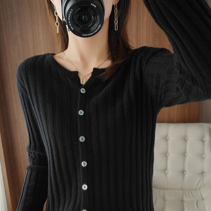 Cardigan pour femmes avec un fin motif en côtes et des détails de boutons élégants Chic und Stil
