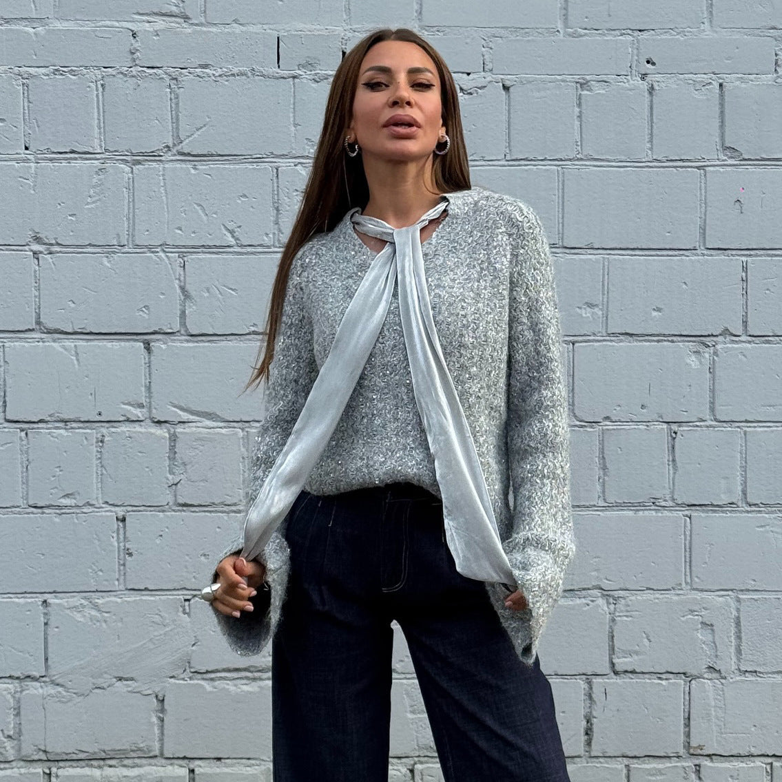 Dames élégant pull en tricot avec écharpe en soie à la mode Chic und Stil