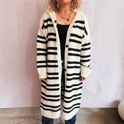 Cardigan en tricot confortable pour femmes avec un motif rayé à la mode et capuche Chic und Stil