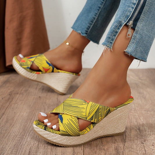 Sandales à talons compensés pour femmes avec un design floral et une semelle antidérapante Chic und Stil