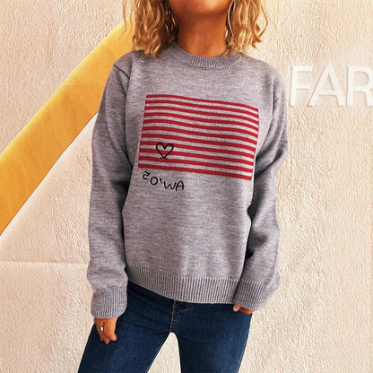Pull décontracté pour femmes avec design rayé et application en forme de cœur Chic und Stil