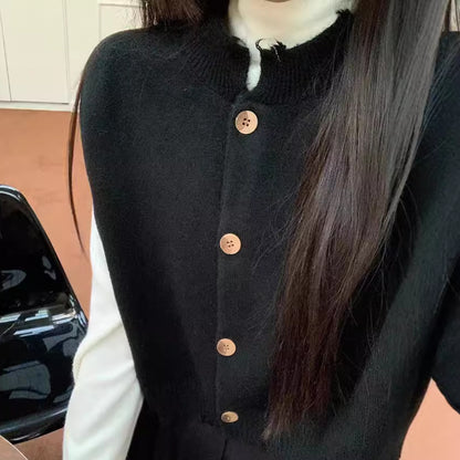 Cardigan court pour femmes avec ourlet fendu et détails de boutons en bois Chic & Stil