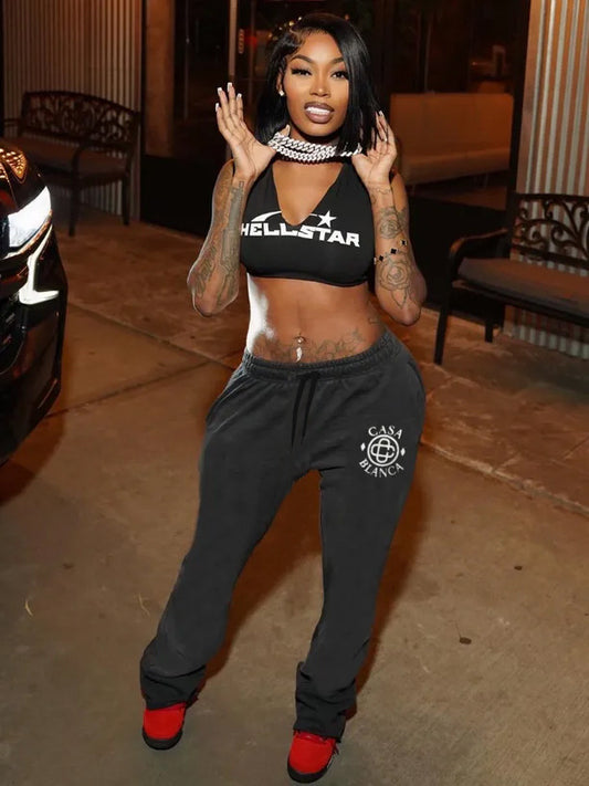 Elegant sports pants for women with decorative logo Chic und Stil