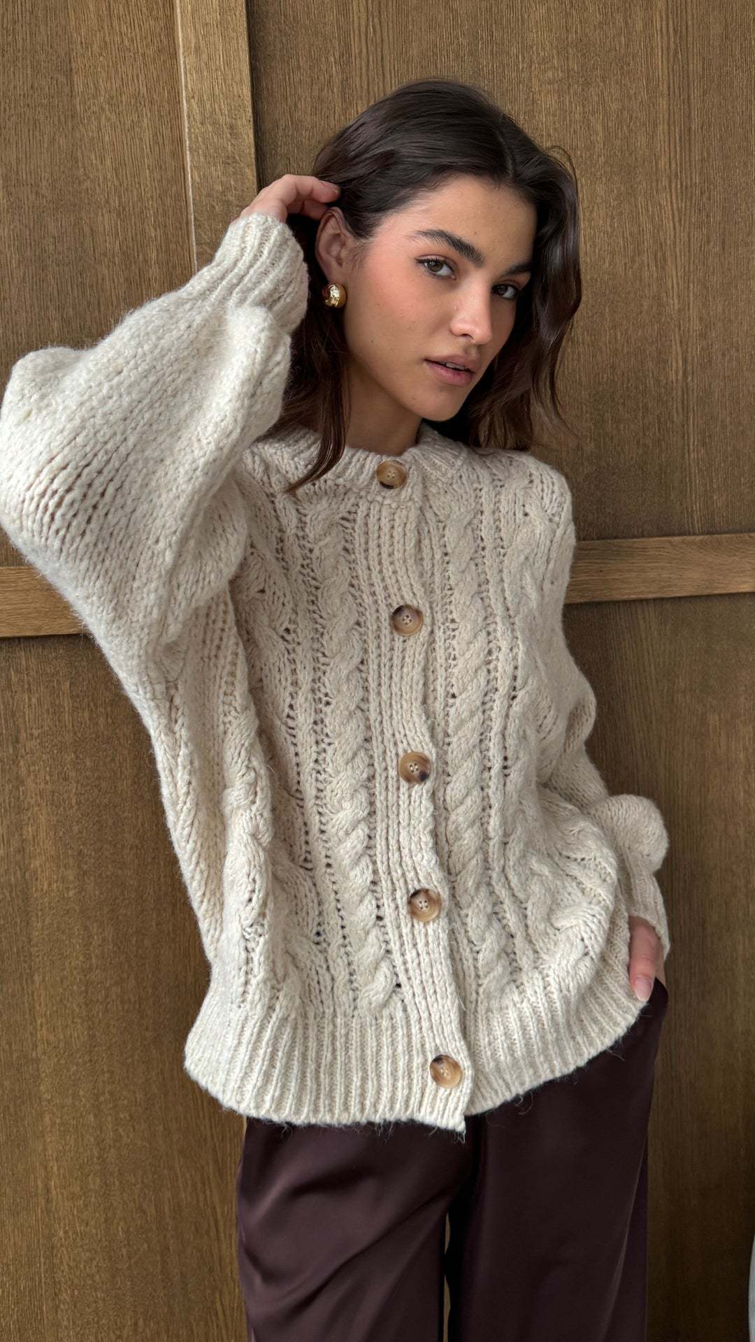 Dames gros tricot cardigan avec des détails de bouton élégants et des manches volumineuses Chic und Stil